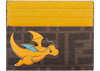 Fendi x FRGMT x Pokémon FF Stoff-Kartenetui Braun/Gelb
