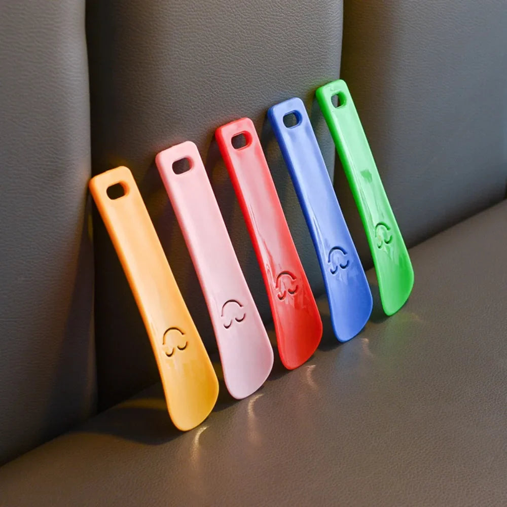 Kompakter Schuhlöffel aus Kunststoff von Mr. Sneakerseller – Reisefreundliches, lächelndes Design (15 cm)